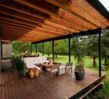 Подреждане на дървена тераса в частна къща