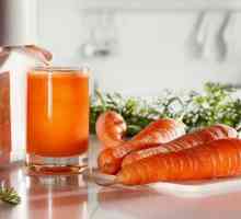 Здравето на сок от моркови в чаша