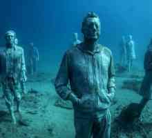 Суперреалистични скулптури на хората в първия подводен музей на изкуството в Европа