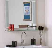 Огледало в банята с рафт