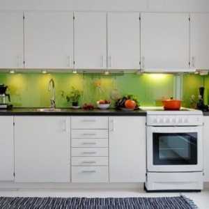 Бяла кухня със зелена престилка в класически шведски интериор