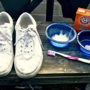 Как да почистите белите подметки на обувките?