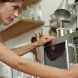 Как да почистите микровълновата у дома бързо и ефективно