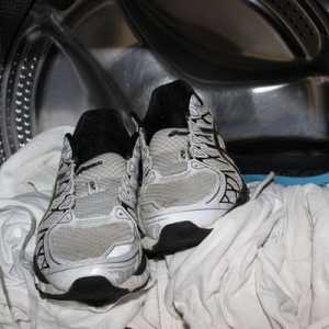 Как да се пера спортни маратонки в пералня?