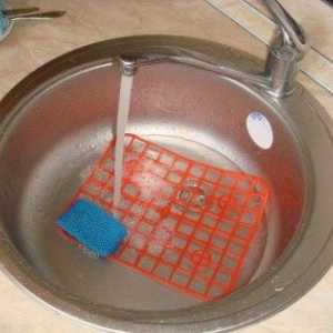 Как да изчистите запушалката в мивката