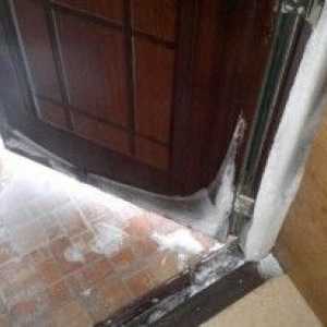 Как да изолирате металната входна врата в дома