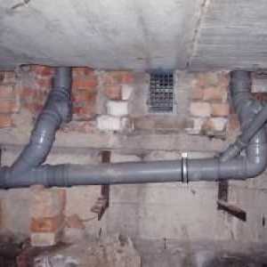 Фиксиране на канализационни тръби и уплътнение в стената