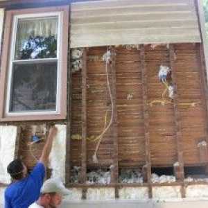 Обшивка и изолация на къщата с сайдинг с окончателната инсталация