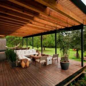 Подреждане на дървена тераса в частна къща