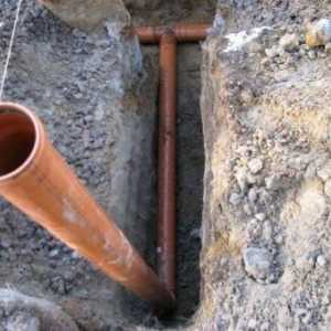 Полагане на канализационни тръби