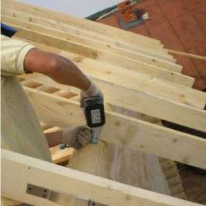 Плъзгащата се опора за гредите ще предпази покрива на дървената къща от деформации