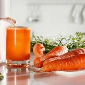 Здравето на сок от моркови в чаша