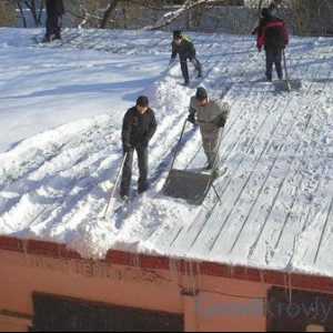 Почистване на сняг и висулки от покриви как да се реши истинският зимен проблем