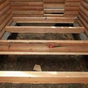 Затопляне на дървен под на дървени трупи в частна къща