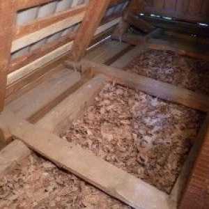 Затопляне на покрива на къщата с дървени стърготини и други материали