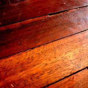 Варианти на използване на замазка за дървен под, за да се отстранят дефектите
